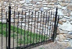 fence to keep laborador in yard near hollins university
